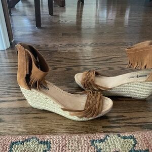 Minnetonka women’s suede fringe sandals with wedge heel, size 9